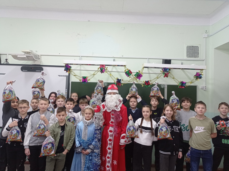 Поздравление от Деда Мороза и Снегурочки.