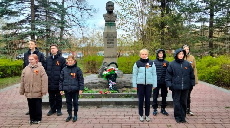 Вахта памяти в сквере Героя Советского Союза Николая Александровича Вилкова..