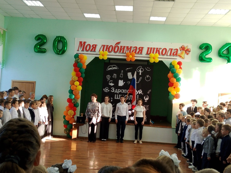 Торжественной линейки поднятия государственного флага под гимн Российской Федерации..