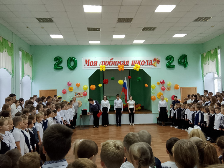 Традиционная линейка с выносом знамени и исполнением гимна РФ.